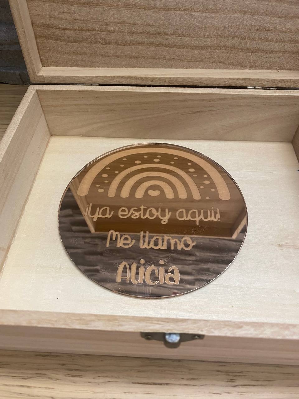 Plaque de naissance arc-en-ciel avec prénom – vue 2