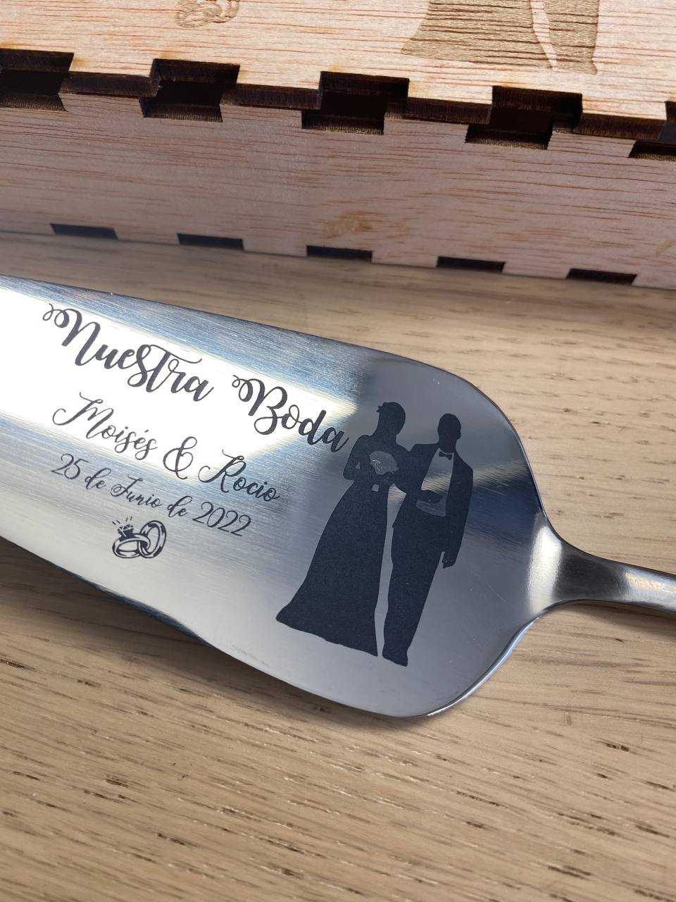 Pelle à gâteau gravée mariage avec coffret – vue 3