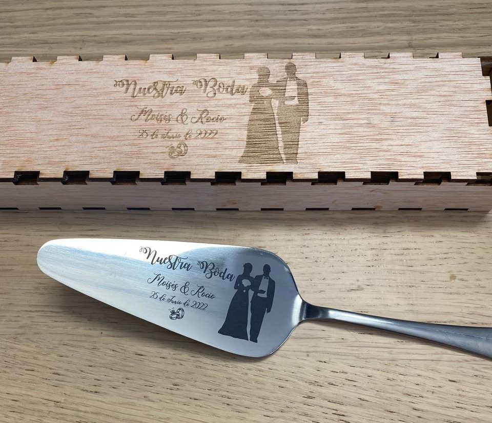 Pelle à gâteau gravée mariage avec coffret
