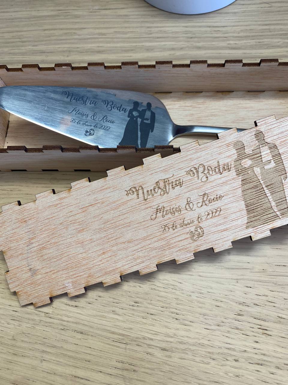Pelle à gâteau gravée mariage avec coffret – vue 2