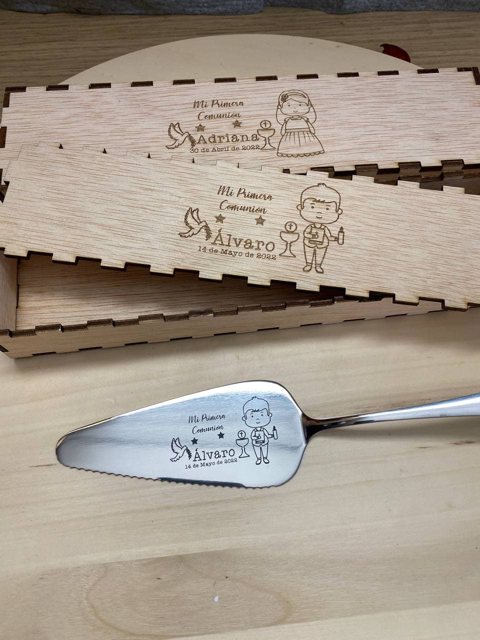 Pelle à gâteau gravée communion ou baptême avec coffret