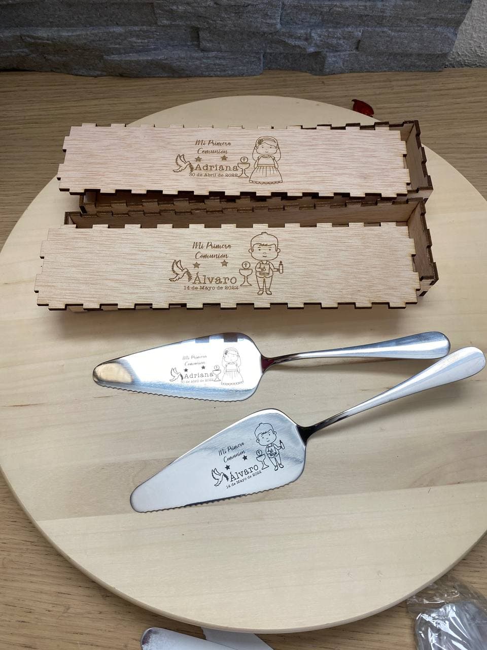 Pelle à gâteau gravée communion ou baptême avec coffret – vue 2
